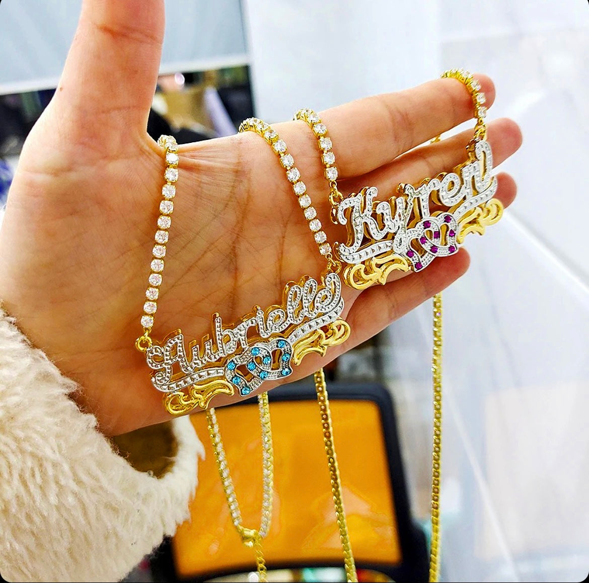 Royal ChainsGet your name on this elegant royal chain with your birthstone color
Metal Type: Lead-tin AlloyMaterial: MetalPendant Size: about 40cm*15cmChain Type: Water-wave tenRoyal Chains